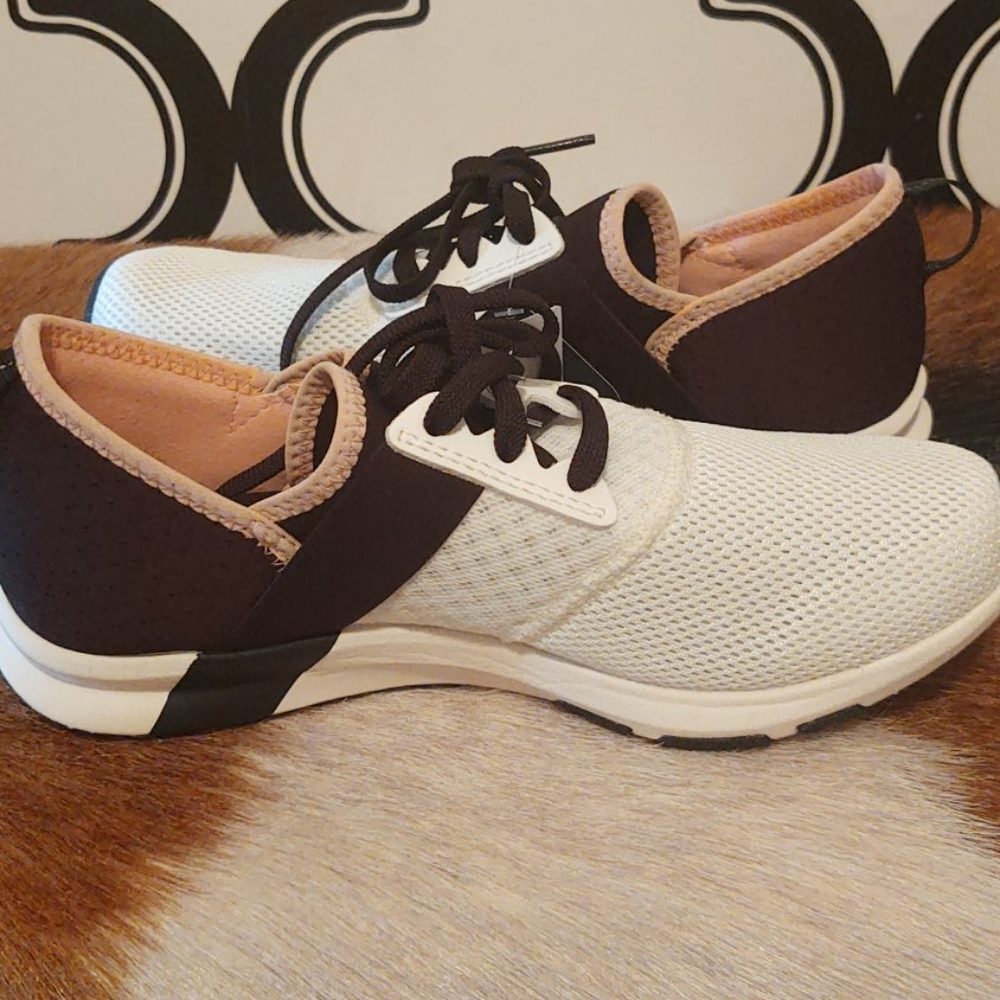 New Balance tennis shoes